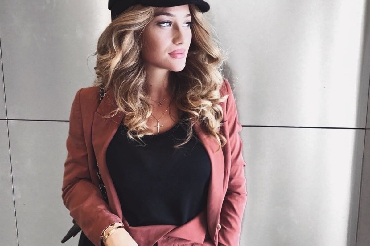 Lijepoj Izabel odlično stoji najpoželjniji modni dodatak za jesen