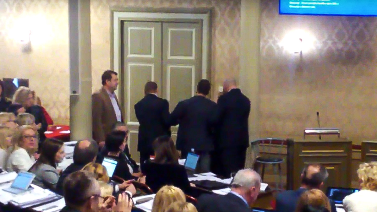VIDEO Vijećnik Tomašević Bandiću spomenuo optužnicu pa ga zaštitari izbacili iz skupštine