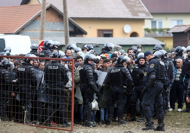 Najmanje tisuću izbjeglica u Bapskoj, 20-ak interventnih policajaca tijelima im priječi prolaz