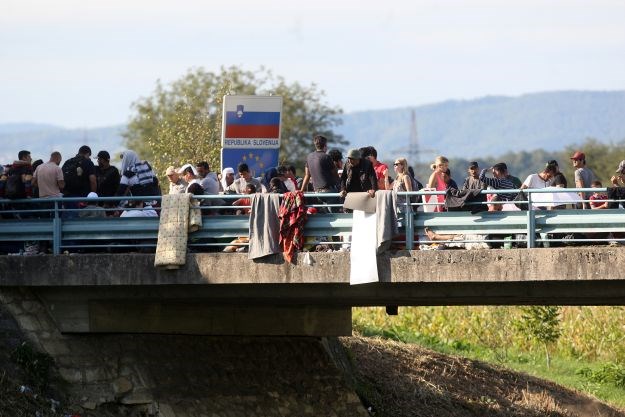 Napeto na slovenskoj granici: Sirijac se želio baciti s mosta, umalo tučnjava među izbjeglicama