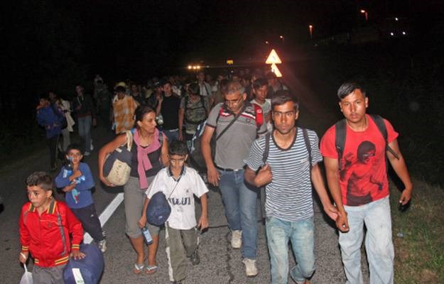 Hrvatska policija pomaže izbjeglicama u ilegalnom prelasku granice kod Botova