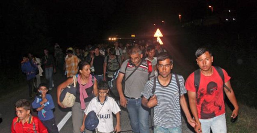 Hrvatska policija pomaže izbjeglicama u ilegalnom prelasku granice kod Botova