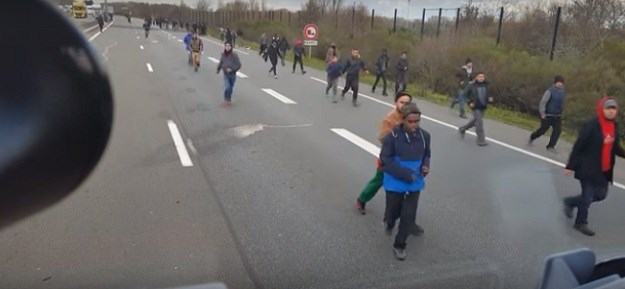 Mađarski kamiondžija pokušao pregaziti izbjeglice i sve to snimio