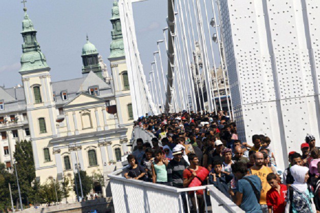 Izbjeglice pješice krenule prema Austriji, među njima i djeca te invalidi