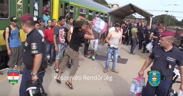 Policija objavila snimku: Izbjeglice iz protesta bacaju hranu i vodu koji im donose