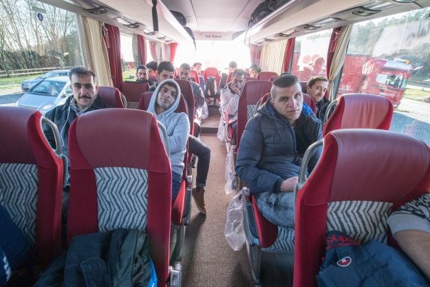 Nezadovoljni bavarski političar iz protesta poslao autobus pun izbjeglica Merkel pred ured