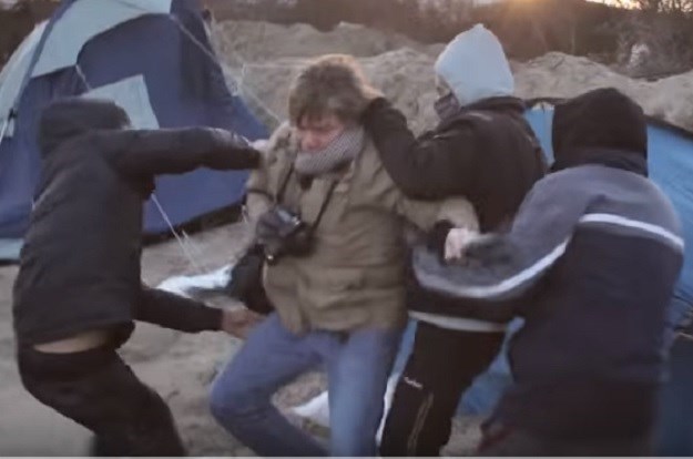 Snimljen incident u francuskom kampu: Trojica migranata suzavcem i nožem napali novinare