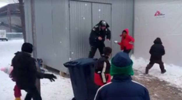 Zimsko veselje u izbjegličkom kampu: Policajci u Šidu se grudaju s djecom