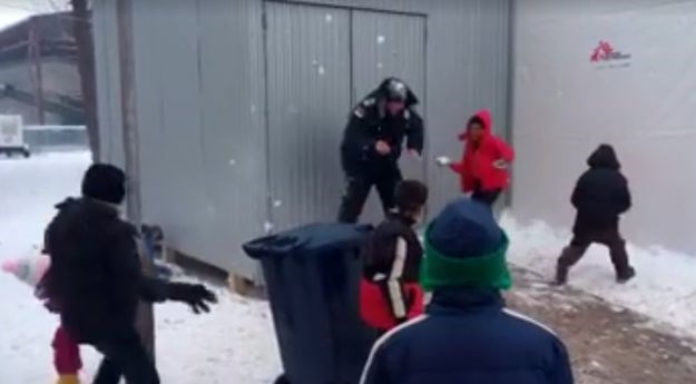 Zimsko veselje u izbjegličkom kampu: Policajci u Šidu se grudaju s djecom