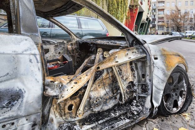 Srpkinja bivšem zapalila Mercedes dok je u njemu bio s dvije djevojke