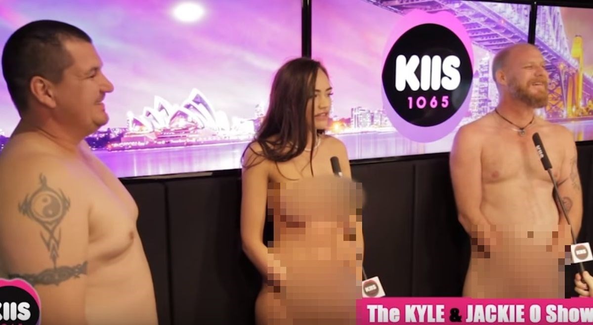 VIDEO Erekcija uživo: Prsata dvojnica Megan Fox skinula se u emisiji, tipu se digao