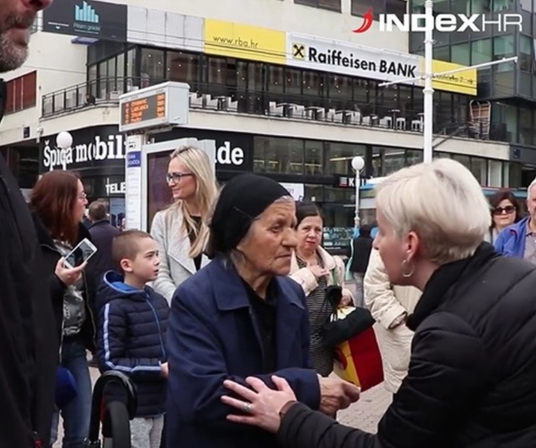 Baka Janica ponudila 20 kuna za bolesno dijete i oduševila sve koji su dočekali čovjeka s križem