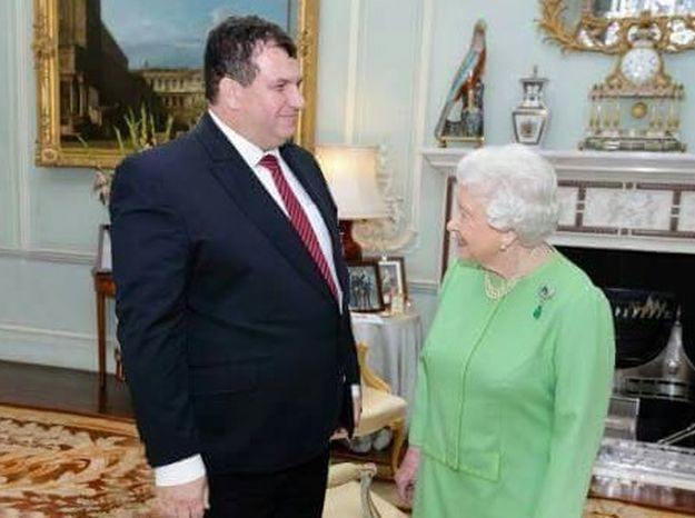 Jakov napokon dobio fotke s kraljicom, ovog puta izrezana je Kolinda