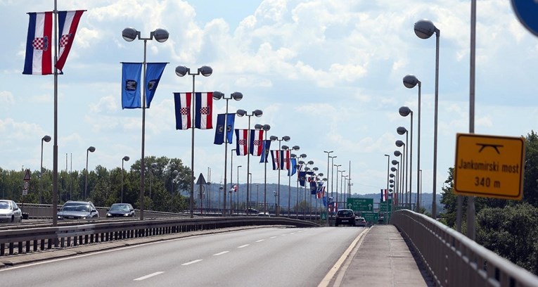 Olujni vjetar srušio stup na Jankomirski most, jesu li za to krive Bandićeve zastave?