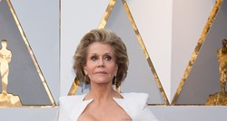 Jane Fonda se u devetom desetljeću utegnula u usku haljinu i pokazala nevjerojatnu figuru na Oscarima