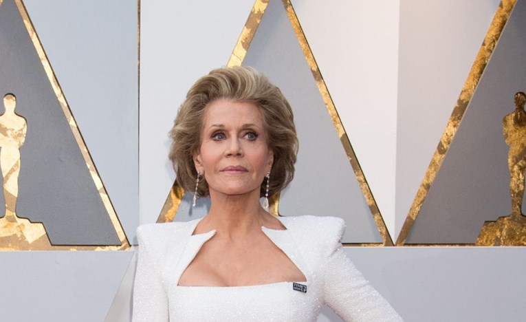 Jane Fonda se u devetom desetljeću utegnula u usku haljinu i pokazala nevjerojatnu figuru na Oscarima