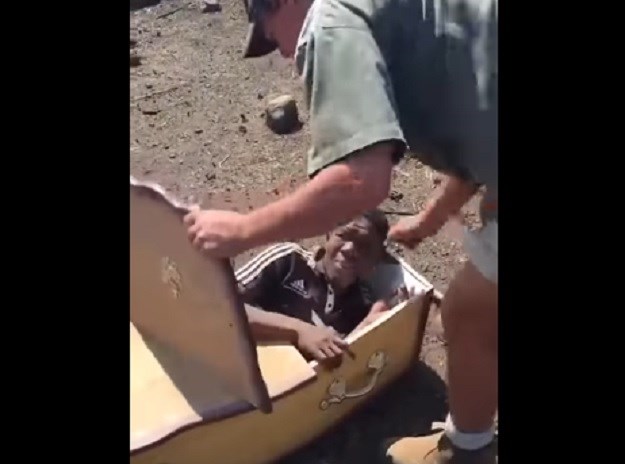 Ova snimka izazvala je bijes u Južnoafričkoj Republici: Bijelci crnca istukli pa ga ugurali u lijes