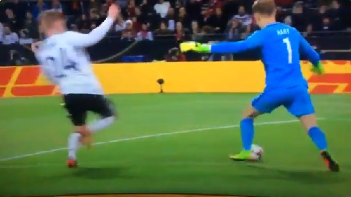 Pep ga je potjerao jer "ne zna igrati nogom", a pogledajte kako mu je Hart odgovorio driblingom u stilu Ronaldinha
