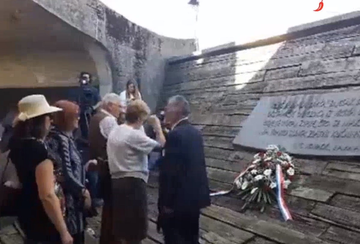 Kći preživjelog logoraša u Jasenovcu nosila Titovu sliku pa podigla šaku u partizanski pozdrav
