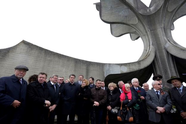 Preko 2000 ljudi na trećoj komemoraciji u Jasenovcu, Mesić: Nad Hrvatskom se nadvio ustaški zloduh