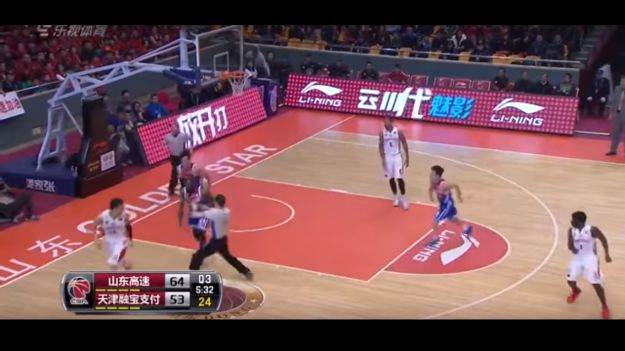 Bivši NBA igrač pokušao udariti suparnika te ga naganjao po terenu