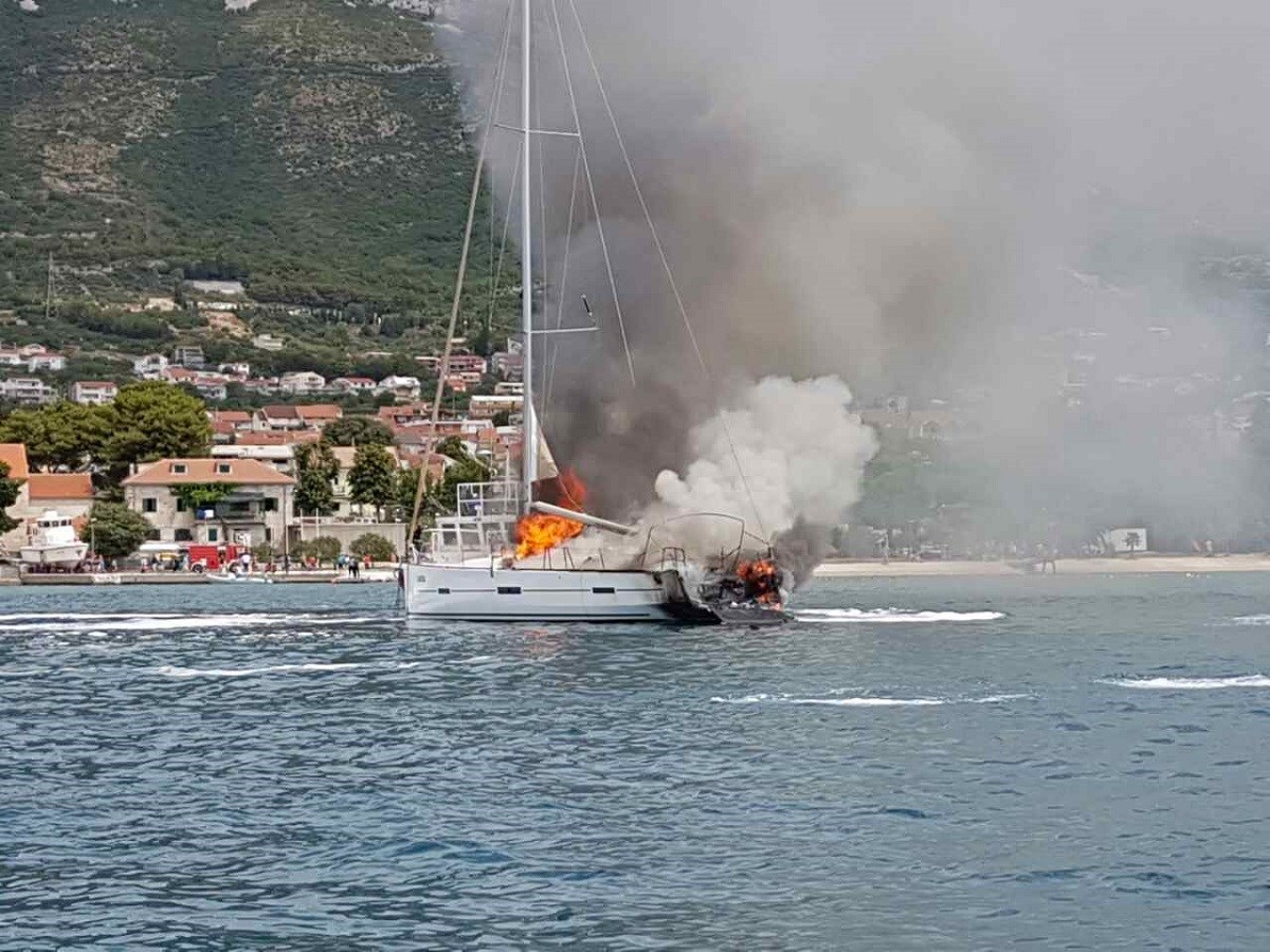VIDEO Jedrilica potpuno izgorjela u marini u Kaštelima