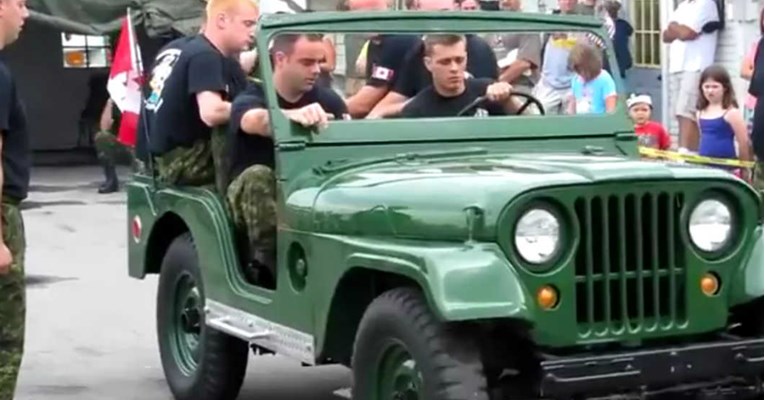 VIDEO Pogledajte kako su vojnici rastavili Jeep u minuti