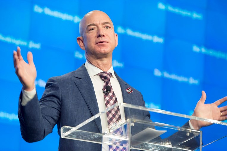 Forbes: Šef Amazona postao prvi milijarder čije je bogatstvo prešlo sto milijardi dolara