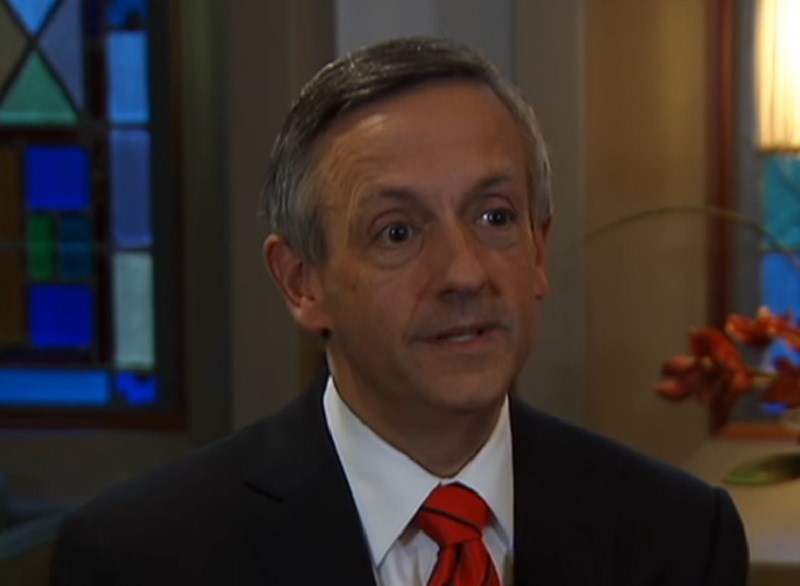 Tko je Trumpov svećenik, čovjek koji smatra da iza Katoličke crkve stoji Sotona?