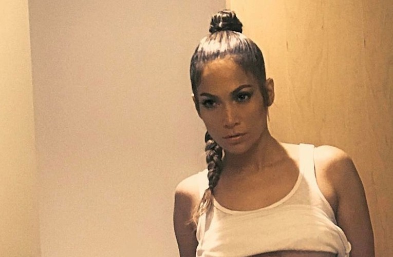 FOTO Jennifer Lopez digla potkošulju i pokazala gole grudi