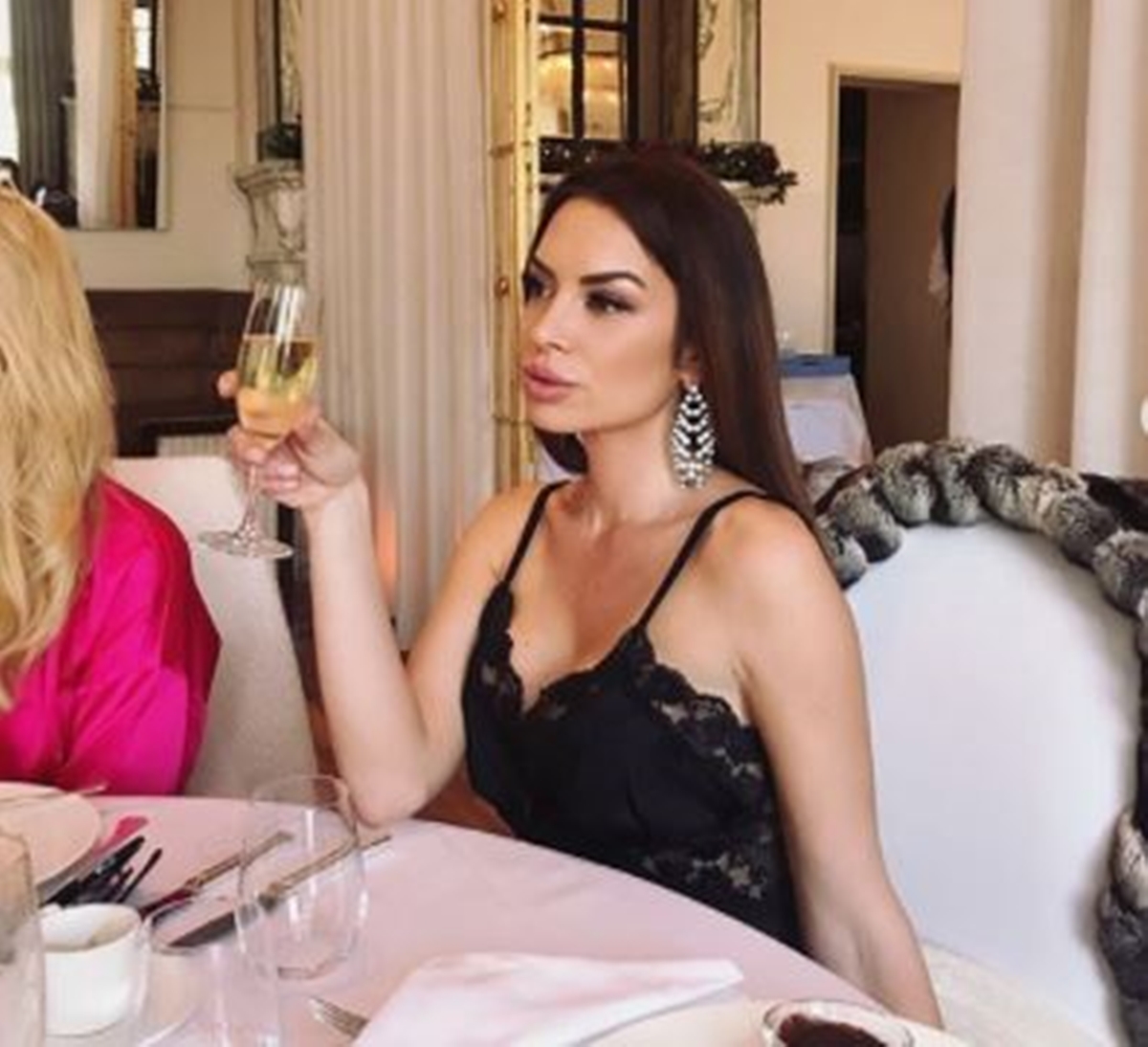 FOTO Iva Jerković u čipkastoj haljini s dekolteom pokazala da izgleda bolje nego ikada
