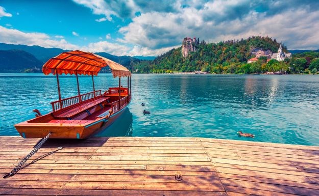Pijani vozač turističke brodice na Bledu skoro potopio ruske i talijanske turiste