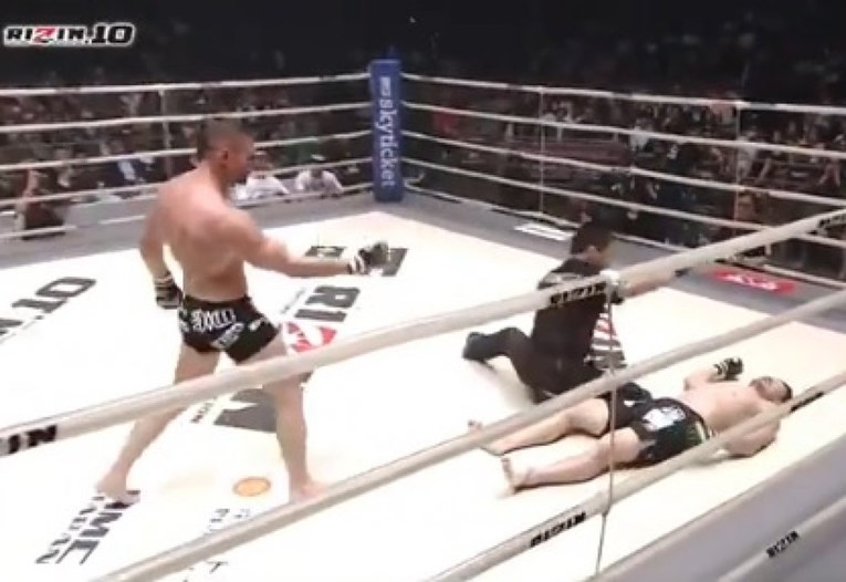 VIDEO Nokautirao suparnika pa sramotnim potezom šokirao publiku: "Ne znam zašto sam to napravio"