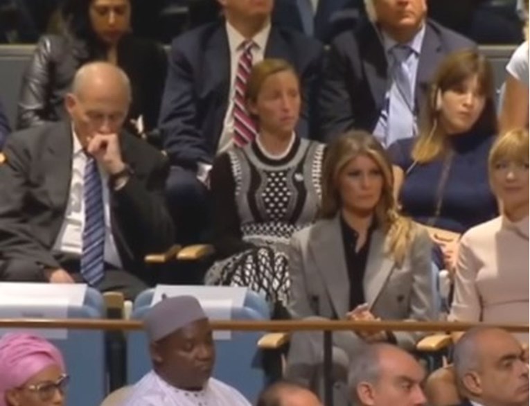 VIDEO Izrazi lica Trumpovog šefa kabineta dok je ovaj pričao u UN-u su sve: "Baš mu je loš dan"