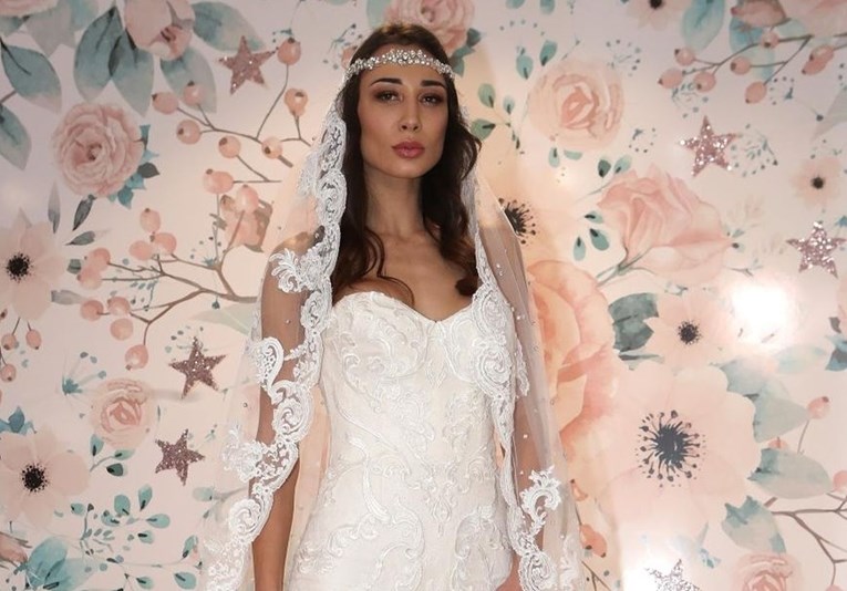 FOTO Cura Joška Lokasa odjenula vjenčanicu, u prvom planu bio je njezin dekolte