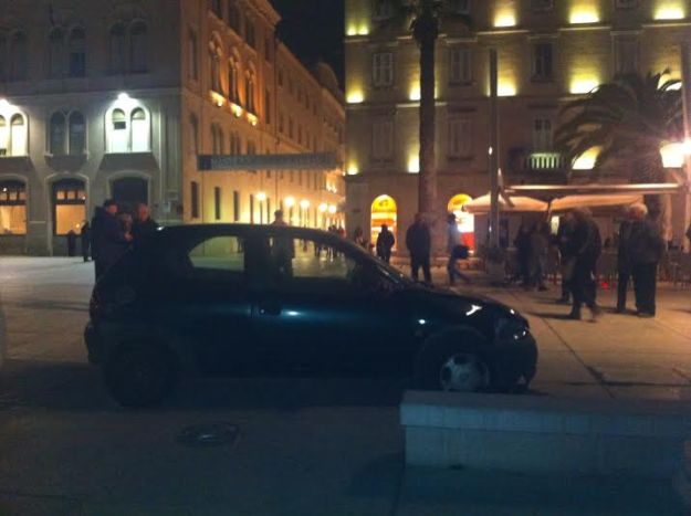 86-godišnjak izgubio kontrolu: Opel Corsom se zaletio na splitsku Rivu!