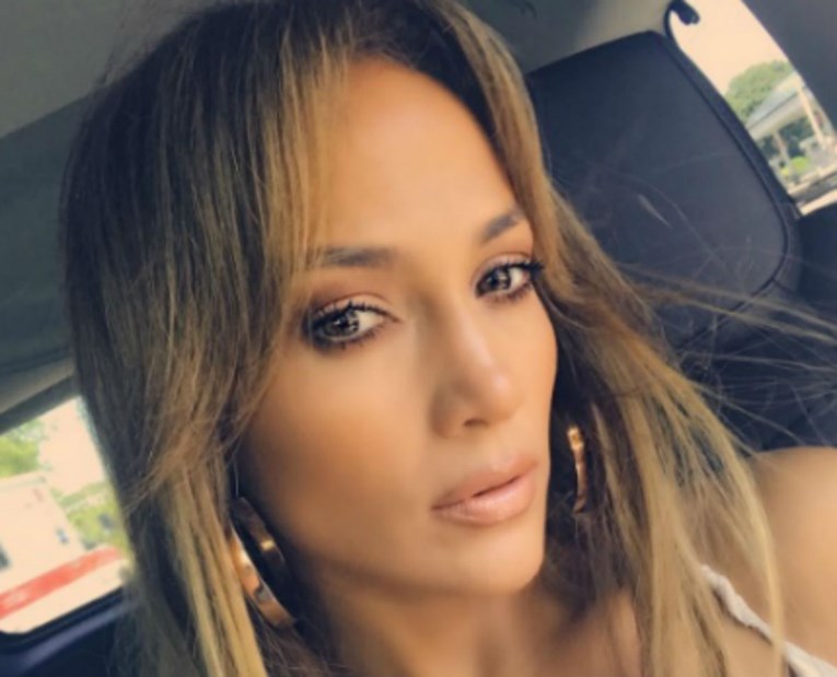 Jennifer Lopez raširila noge na Instagramu u kontroverznoj haljini