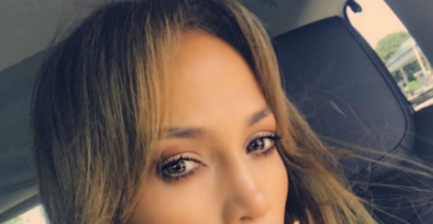 Jennifer Lopez raširila noge na Instagramu u kontroverznoj haljini