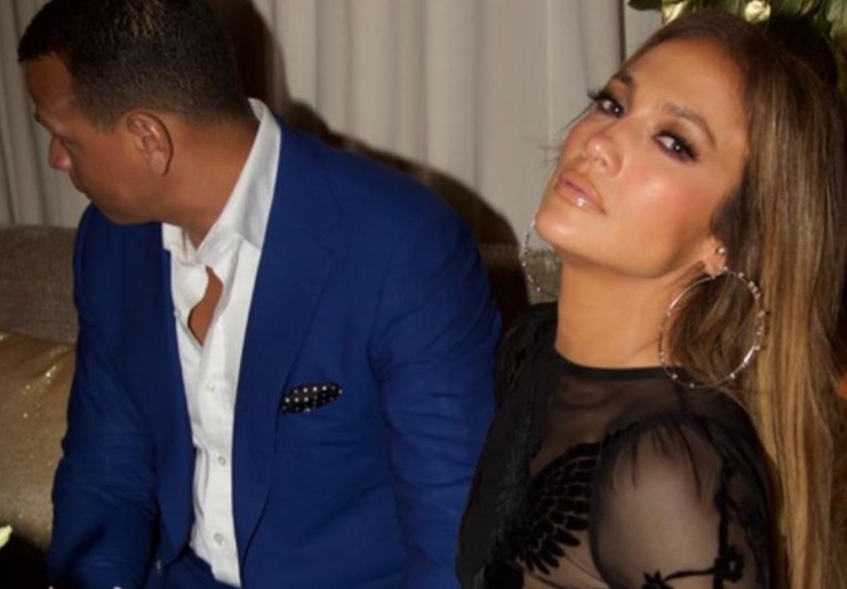 FOTO Više otkrila nego pokrila: Jennifer Lopez 48. rođendan slavila u prozirnoj haljini