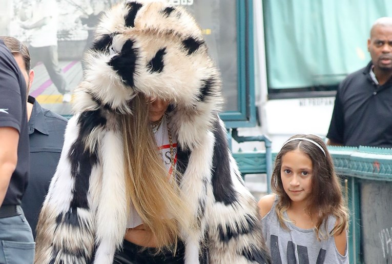 Jennifer Lopez prošetala New Yorkom u bundi s najvećom kapuljačom ikad