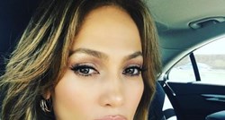 FOTO Jennifer Lopez razljutila obožavatelje slikom dekoltea: "Pojedi nešto"