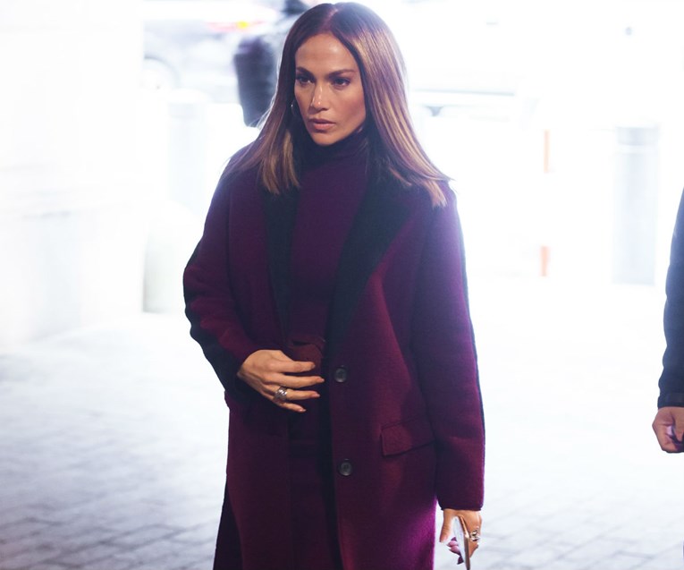 Jennifer Lopez izgleda čudno u ravnim čizmama