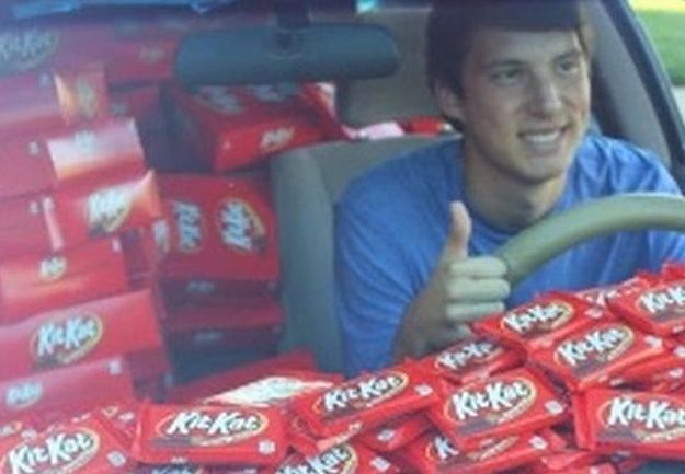 VIDEO Studentu iz auta ukrali KitKat pa mu iz Hersheyja poslali 6500 novih
