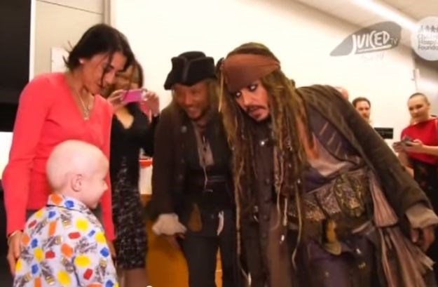 Neobično iznenađenje Johnnyja Deppa: Obukao se kao Jack Sparrow i ušetao u bolnicu