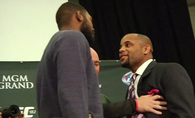 Jones i Cormier skoro se ponovno potukli, ali ovog puta umiješao se White