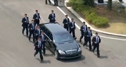 POGLEDAJTE HIT VIDEO 12 tjelohranitelja u formaciji trči uz limuzinu Kim Jong-una