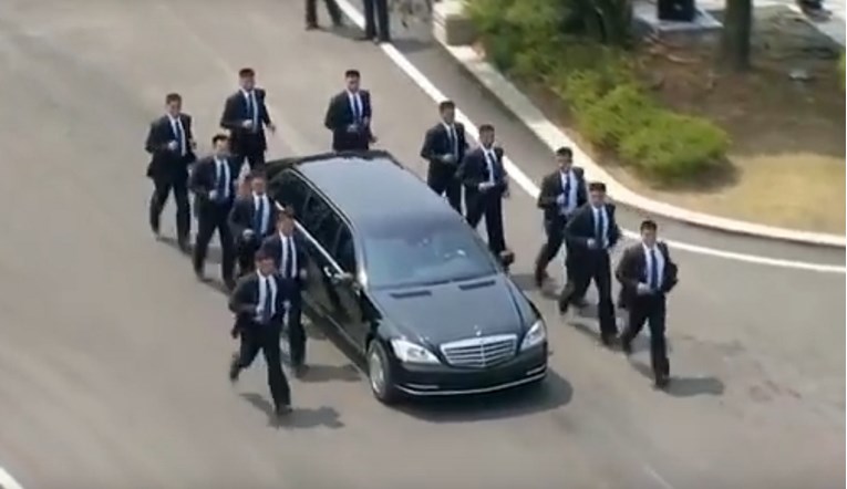 POGLEDAJTE HIT VIDEO 12 tjelohranitelja u formaciji trči uz limuzinu Kim Jong-una