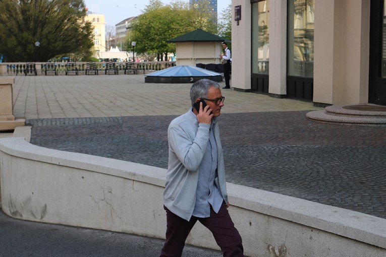FOTO Invazija novinara na ljutitog  Mourinha: "Hvala vam što ste mi dopustili da prošetam po vašem gradu"