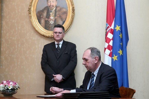 Član DIP-a priznao policiji da je primao mito vezano uz prodaju Hypo banke, a sad to negira