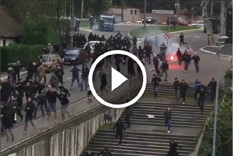 TUČNJAVA KAKVU BEOGRAD NE PAMTI GODINAMA Pogledajte sukob navijača ispred stadiona Partizana